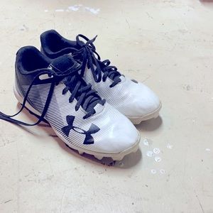 Youth size 5.5 under armour baseball cleats never worn